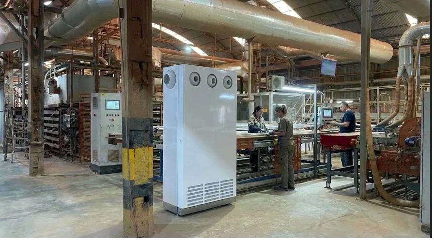 Purificador de aire UAP en planta industrial - reducción PM2.5 y VOCs