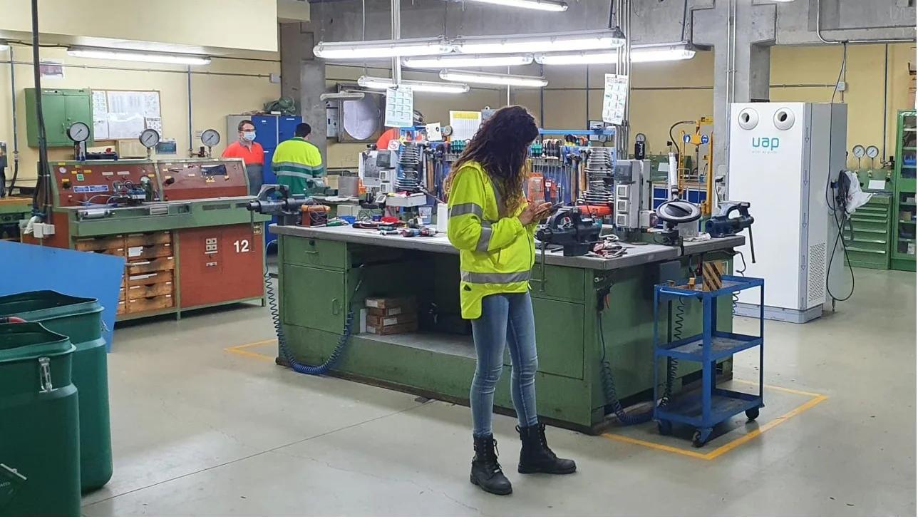 Purificador de aire UAP en planta industrial - reducción PM2.5 y VOCs