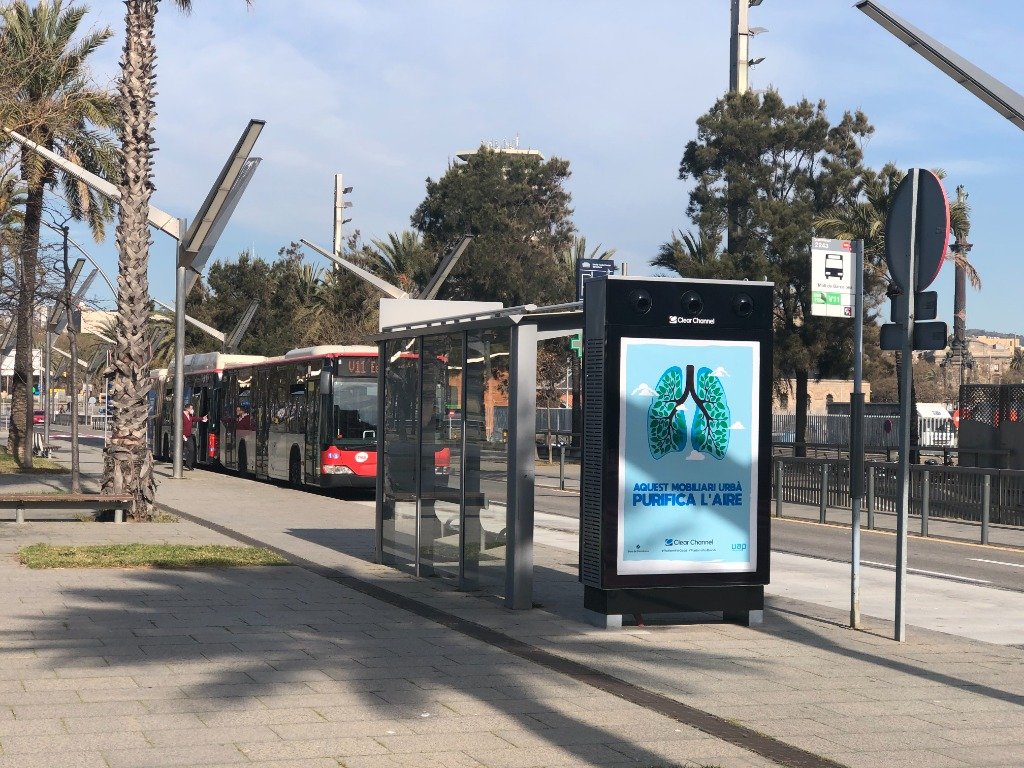 Mupi purificador de aire UAP en espacio urbano y transporte público